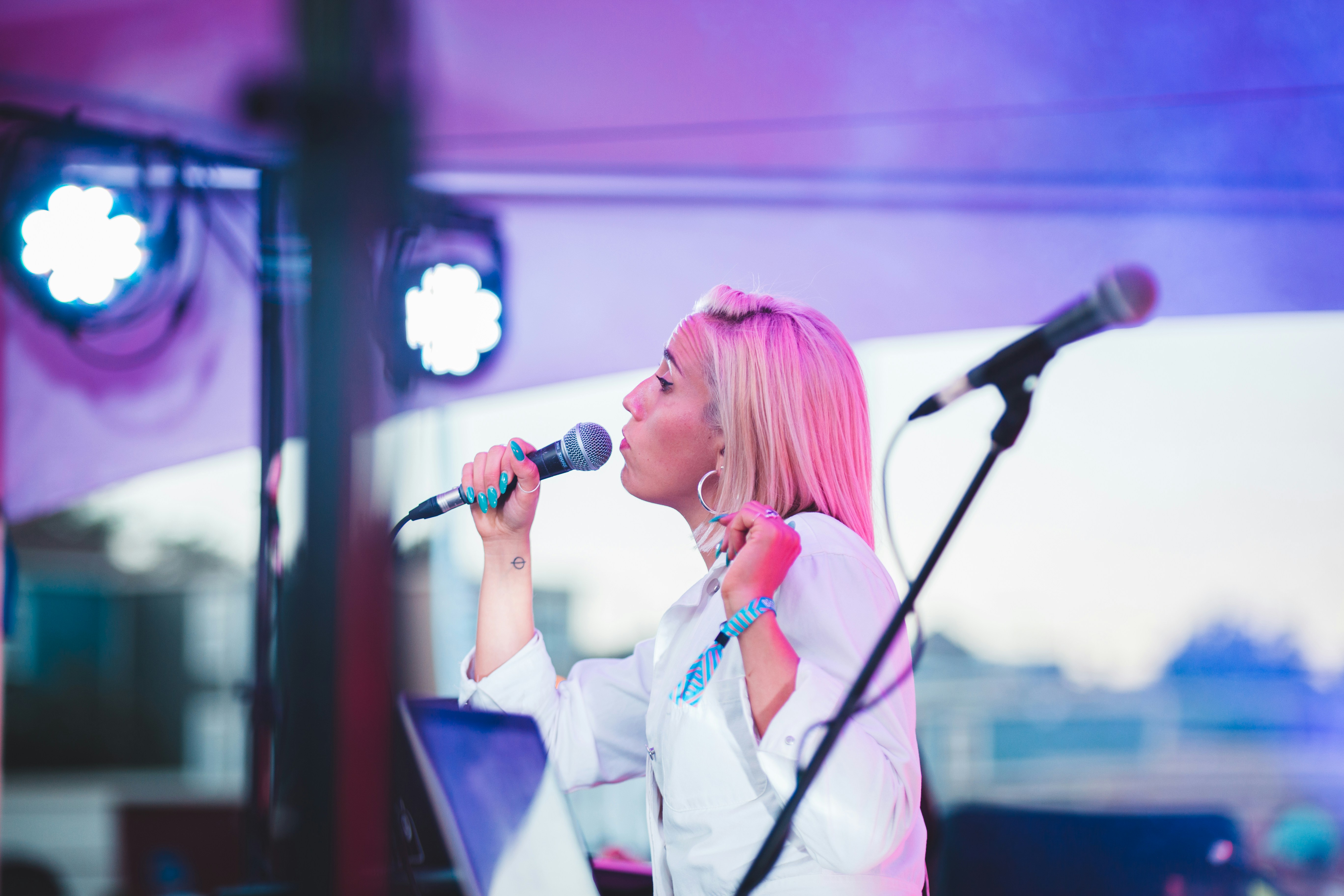 AVA singt bei einer warm beleuchteten Zeremonie