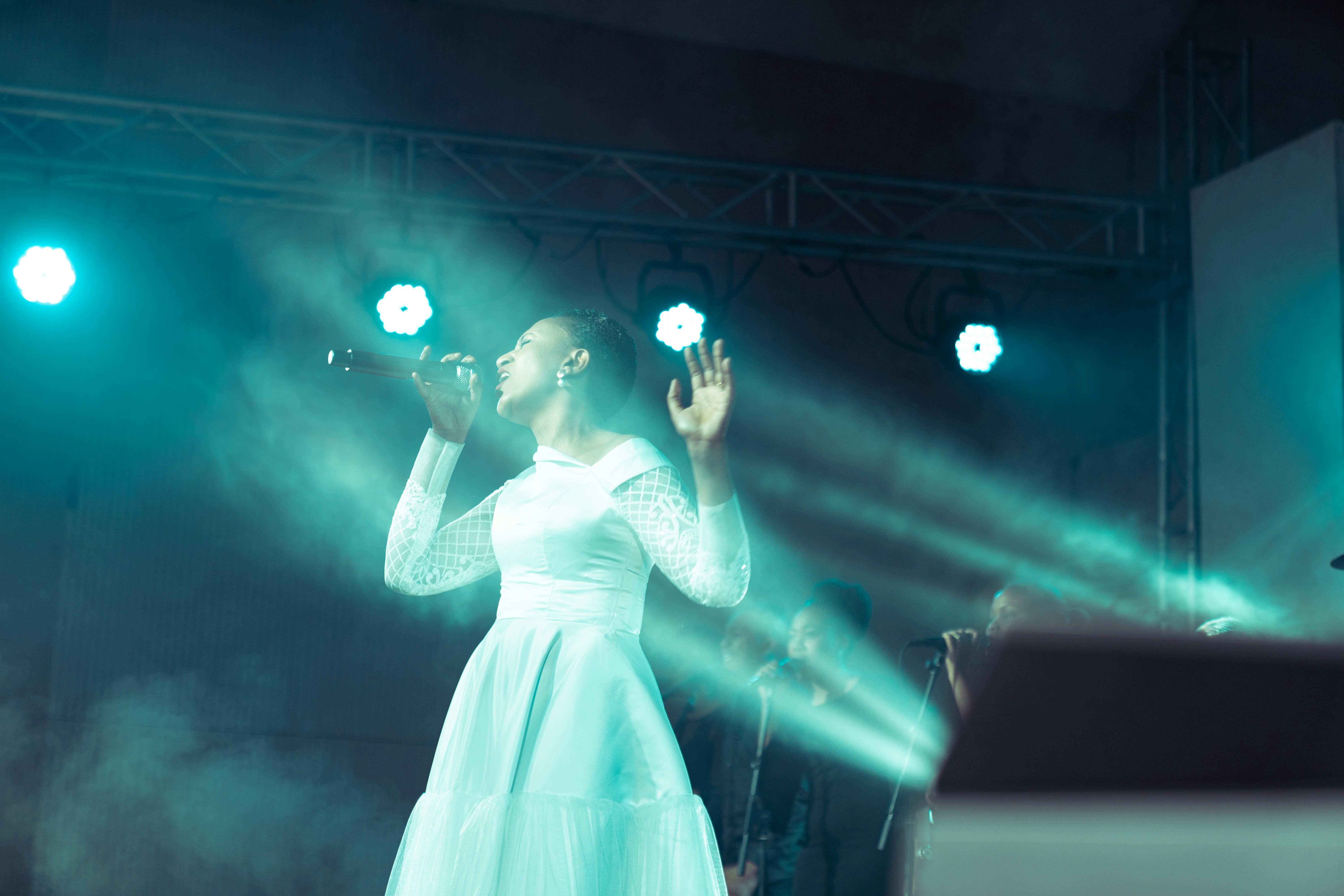 Stimmungsvolle Performance-Szene mit Mikrofon